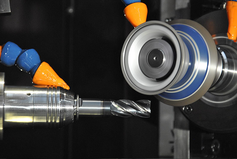 CNC-Fräserschleifen auf moderner CNC-Schleifmaschine